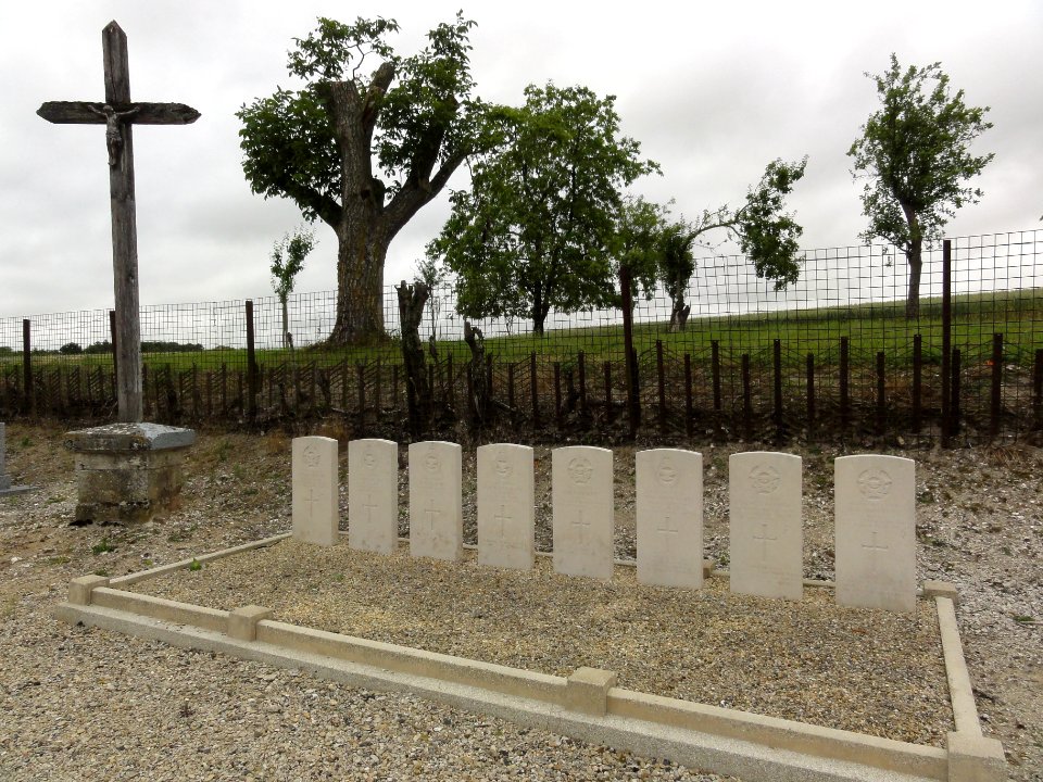 La Malmaison (Aisne) tombes de guerre de la CWGC et croix de cimetière