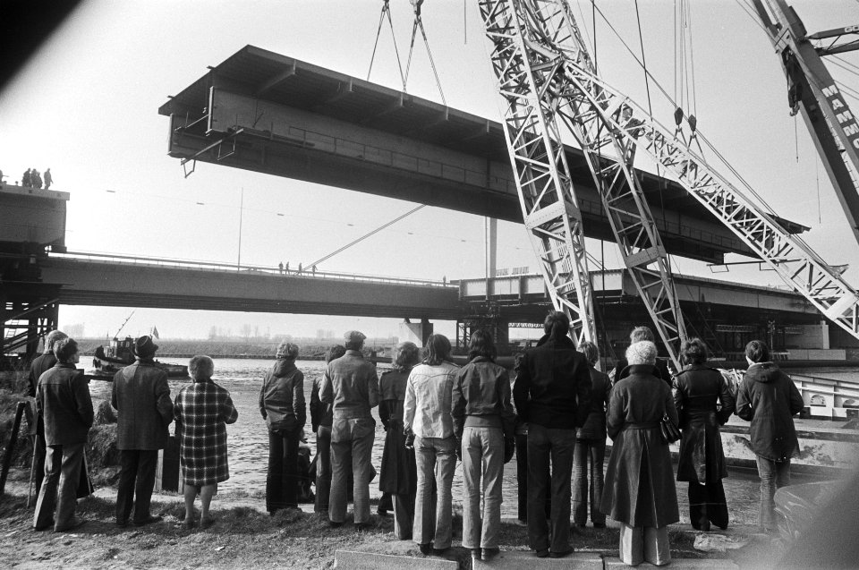 Laatse delen Galecopperbrug (Utrecht) op hun plaats gebracht door drijvende bokk, Bestanddeelnr 928-4495