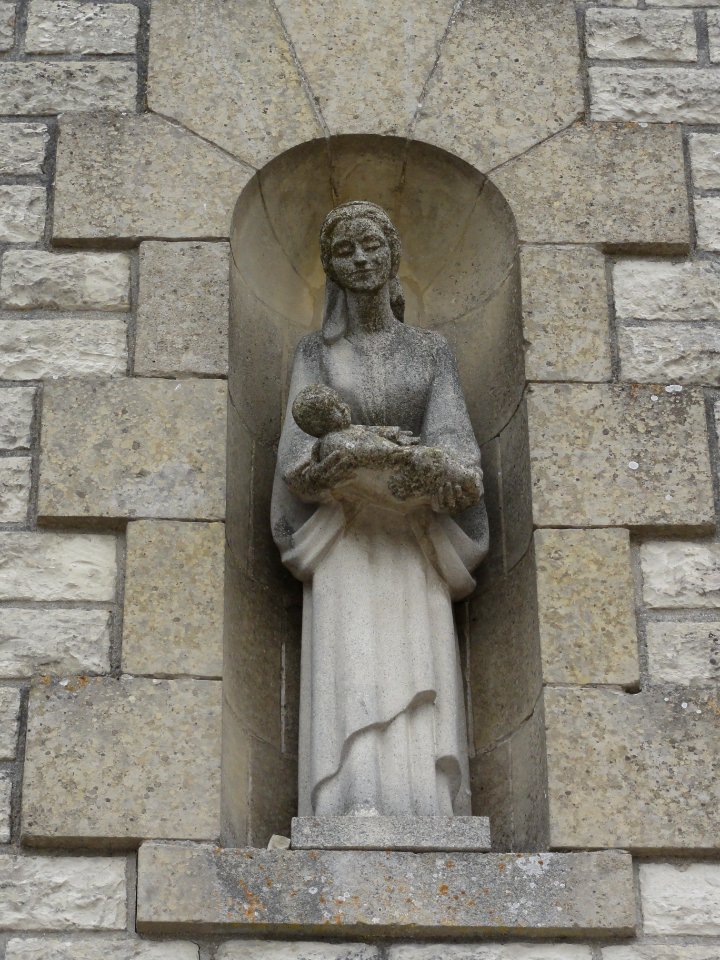 La Malmaison (Aisne) église (03) statue sur la façade