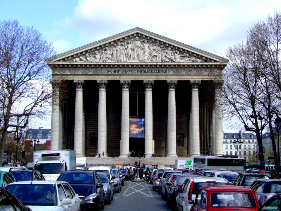 La Madeleine with traffic