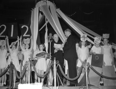 Laatste avond van de omroepactie Beurzen open, dijken dicht ten behoeve van de, Bestanddeelnr 905-6340