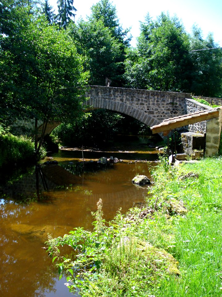 La Mare, pont et lavoir au lieu-dit Le Pont, Saint-Jean-Soleymieux
