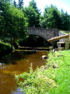 La Mare, pont et lavoir au lieu-dit Le Pont, Saint-Jean-Soleymieux