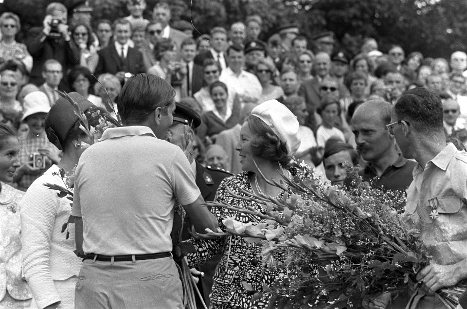 Laatste dag Vierdaagse Nijmegen. Prins Claus zwaaiend met bloemen rechts, prinse, Bestanddeelnr 920-5471