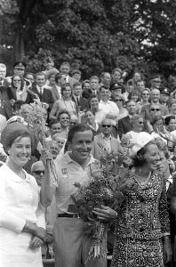 Laatste dag Vierdaagse Nijmegen. Prins Claus zwaaiend met bloemen rechts, prinse, Bestanddeelnr 920-5472