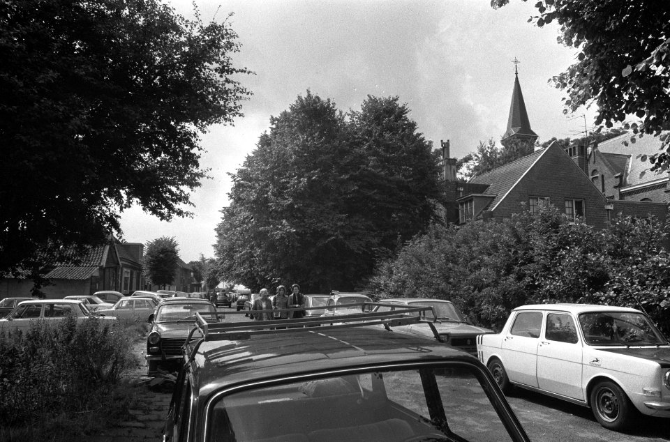 Laatste mis in kerk te Ruygoord, drukte in dorp, Bestanddeelnr 926-5617