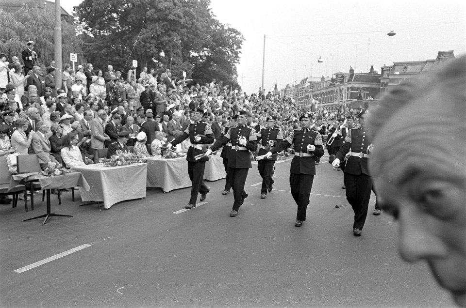 Laatste dag Vierdaagse Nijmegen. Wandelaars met bloemen, Bestanddeelnr 920-5483