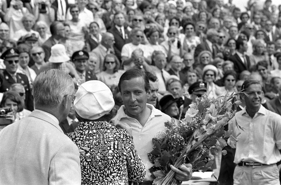 Laatste dag Vierdaagse Nijmegen. Prins Claus zwaaiend met bloemen rechts, prinse, Bestanddeelnr 920-5473