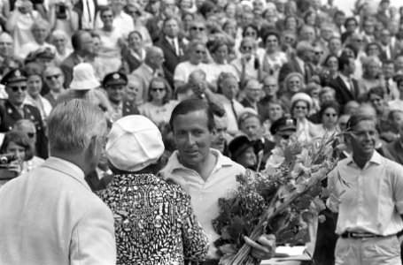 Laatste dag Vierdaagse Nijmegen. Prins Claus zwaaiend met bloemen rechts, prinse, Bestanddeelnr 920-5473