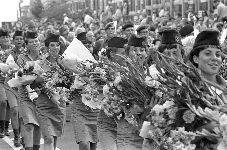 Laatste dag Vierdaagse Nijmegen. Israeliers bedolven onder bloemen, Bestanddeelnr 920-5476
