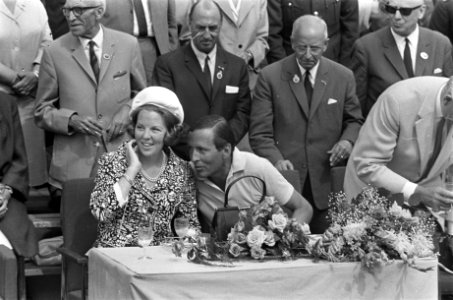 Laatste dag Vierdaagse Nijmegen. Beatrix en Claus op tribune, Bestanddeelnr 920-5474