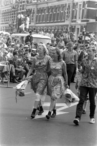 Laatste dag Vierdaagse Nijmegen. Wandelaars met bloemen, Bestanddeelnr 920-5482