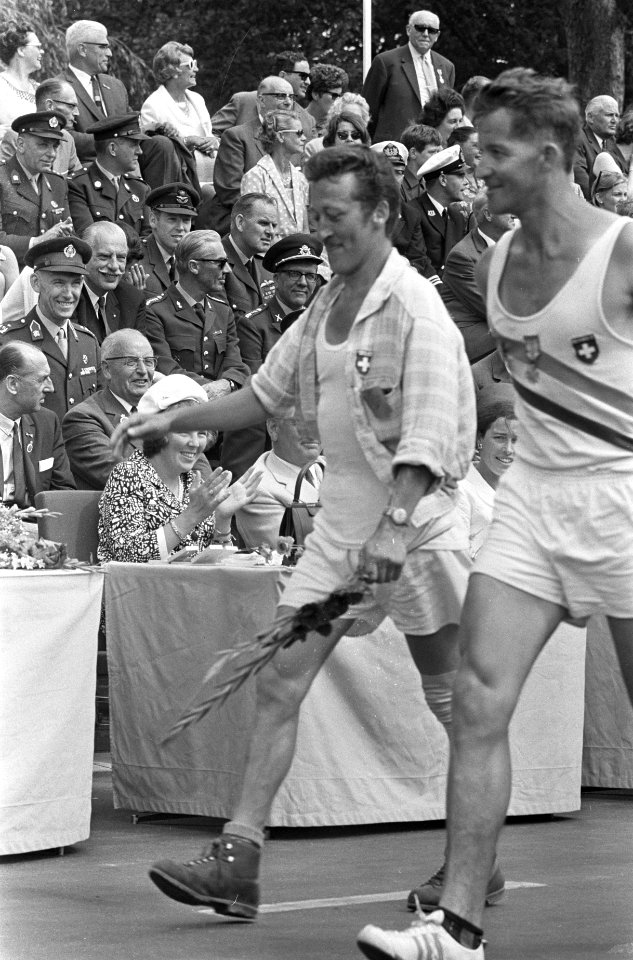 Laatste dag Vierdaagse Nijmegen. Wandelaars met bloemen, Bestanddeelnr 920-5481