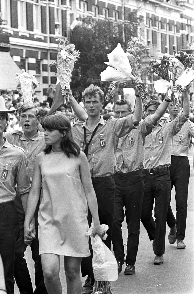 Laatste dag Vierdaagse Nijmegen. Wandelaars met bloemen, Bestanddeelnr 920-5479