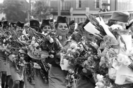 Laatste dag Vierdaagse Nijmegen. Israeliers met bloemen, Bestanddeelnr 920-5480