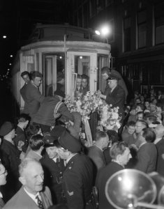 Laatste rit van de Haarlemse tram naar Zandvoort blauwe tram, Bestanddeelnr 908-9077