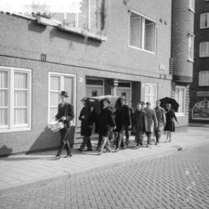Laatste schooldag ten grave gedragen door leerlingen van 2e OHS, Bestanddeelnr 912-4562