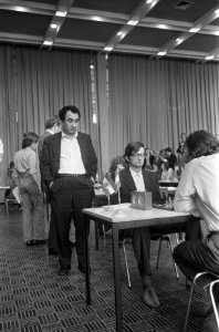 Laatste ronde IBM-schaaktoernooi, Petrosjan (links) kijkt toe bij Planinc, Bestanddeelnr 926-5903