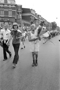 Laatste dag Vierdaagse Nijmegen, intocht in Nijmegen, opa Van Dijk (88 jaar) met, Bestanddeelnr 925-7575