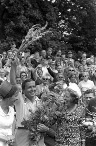 Laatste dag Vierdaagse Nijmegen. Prins Claus zwaaiend met bloemen rechts, prinse, Bestanddeelnr 920-5470