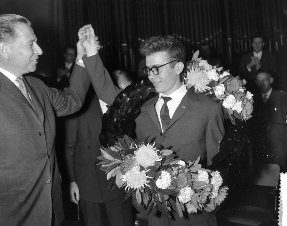 Laatste ronde dammen in het concertgebouw te Haarlem Tsjegolev met krans, Bestanddeelnr 911-7650