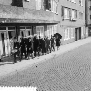 Laatste schooldag ten grave gedragen door leerlingen van 2e OHS, Bestanddeelnr 912-4563