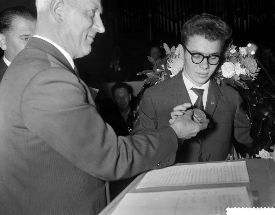 Laatste ronde dammen in het concertgebouw te Haarlem Tsjegolev met krans, Bestanddeelnr 911-7644
