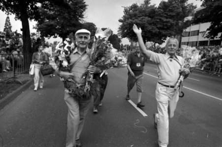 Laatste dag Nijmeegse vierdaagse deelnemer met krans liep voor 45e keer mee, Bestanddeelnr 931-6029