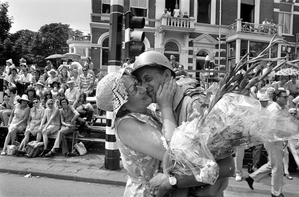 Laatste dag Vierdaagse Nijmegen, intocht in Nijmegen, soldaat wordt verwelkomd d, Bestanddeelnr 925-7574