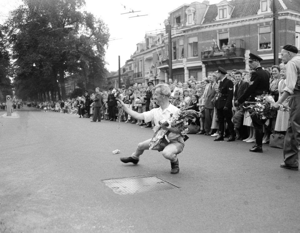 Laatste dag vierdaagse Nijmegen, aankomst lopers, Bestanddeelnr 907-2563