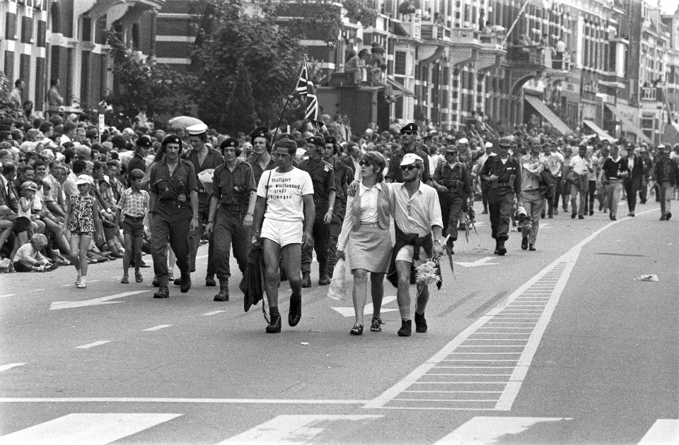 Laatste dag vierdaagse van Nijmegen, intocht in Nijmegen, wandelaars met bloemen, Bestanddeelnr 924-7594
