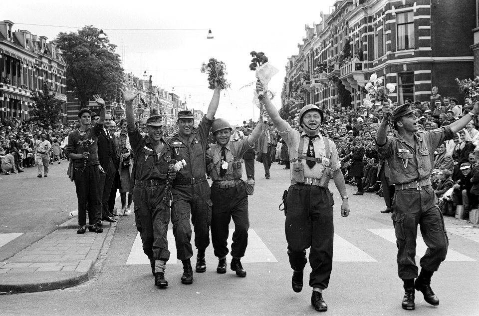 Laatste dag vierdaagse te Nijmegen, militairen de finish gehaald, Bestanddeelnr 914-1611