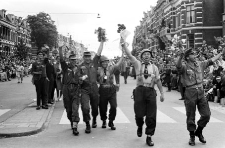 Laatste dag vierdaagse te Nijmegen, militairen de finish gehaald, Bestanddeelnr 914-1611
