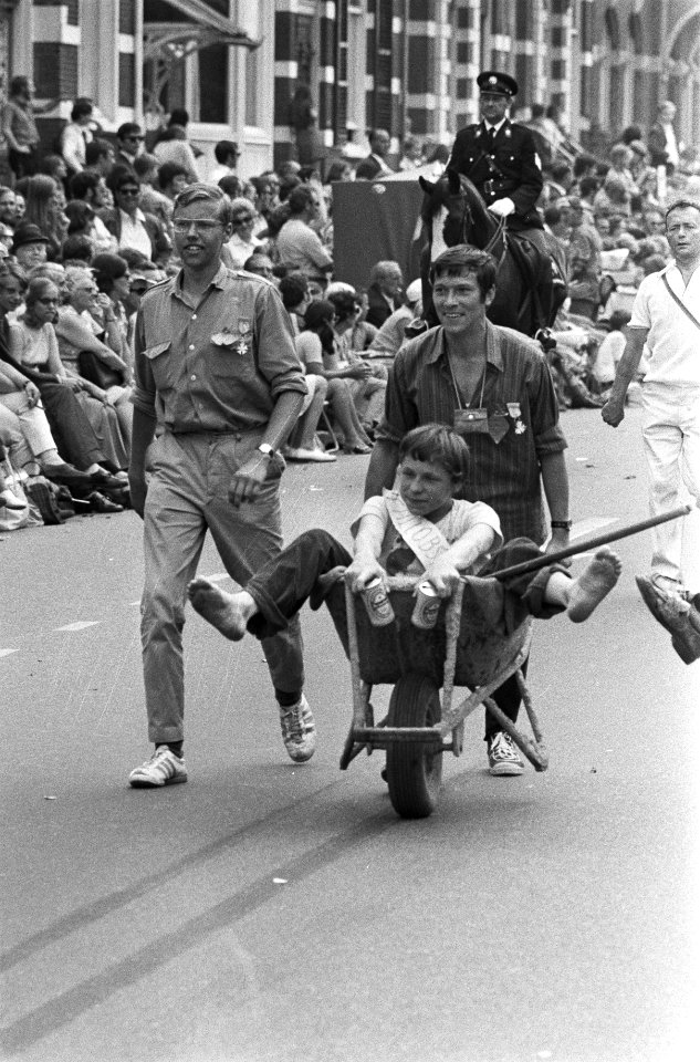 Laatste dag vierdaagse van Nijmegen, intocht in Nijmegen, wandelaars met bloemen, Bestanddeelnr 924-7590