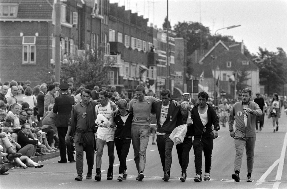 Laatste dag Vierdaagse van Nijmegen groepje wandelaars, Bestanddeelnr 923-6990