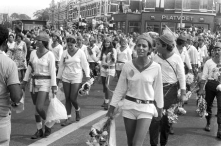 Laatste dag vierdaagse van Nijmegen, intocht in Nijmegen, wandelaars met bloemen, Bestanddeelnr 924-7601