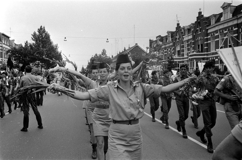 Laatste dag Vierdaagse van Nijmegen Israeliers met bloem, Bestanddeelnr 923-6998