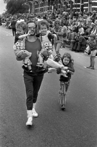 Laatste dag Vierdaagse Nijmegen, deelnemer met tweeling op de arm en dochtertje , Bestanddeelnr 926-5597