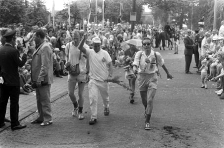 Laatste dag vierdaagse van Nijmegen, intocht in Nijmegen, wandelaars met bloemen, Bestanddeelnr 924-7592