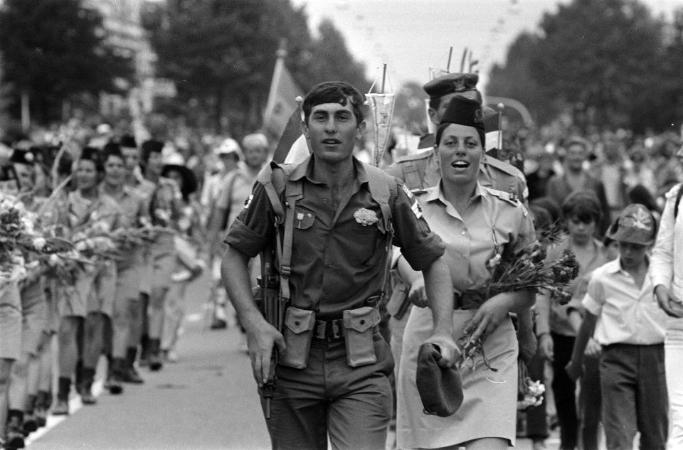 Laatste dag Vierdaagse van Nijmegen Israeliers met bloem, Bestanddeelnr 923-6999