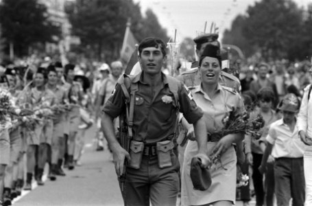 Laatste dag Vierdaagse van Nijmegen Israeliers met bloem, Bestanddeelnr 923-6999