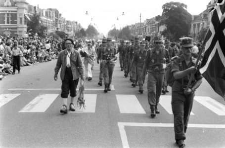 Laatste dag vierdaagse van Nijmegen, intocht in Nijmegen, wandelaars met bloemen, Bestanddeelnr 924-7591