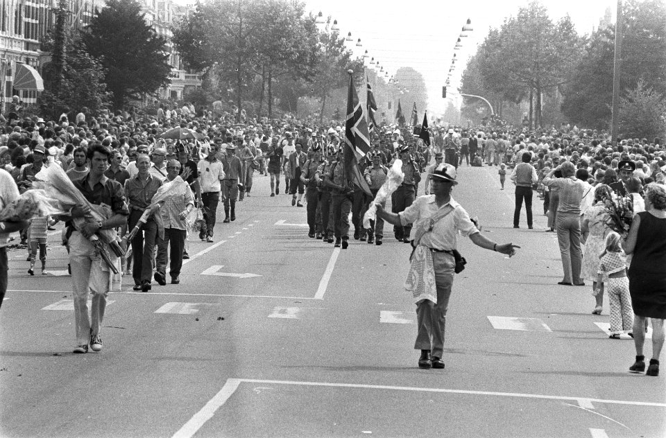 Laatste dag vierdaagse van Nijmegen, intocht in Nijmegen, wandelaars met bloemen, Bestanddeelnr 924-7596