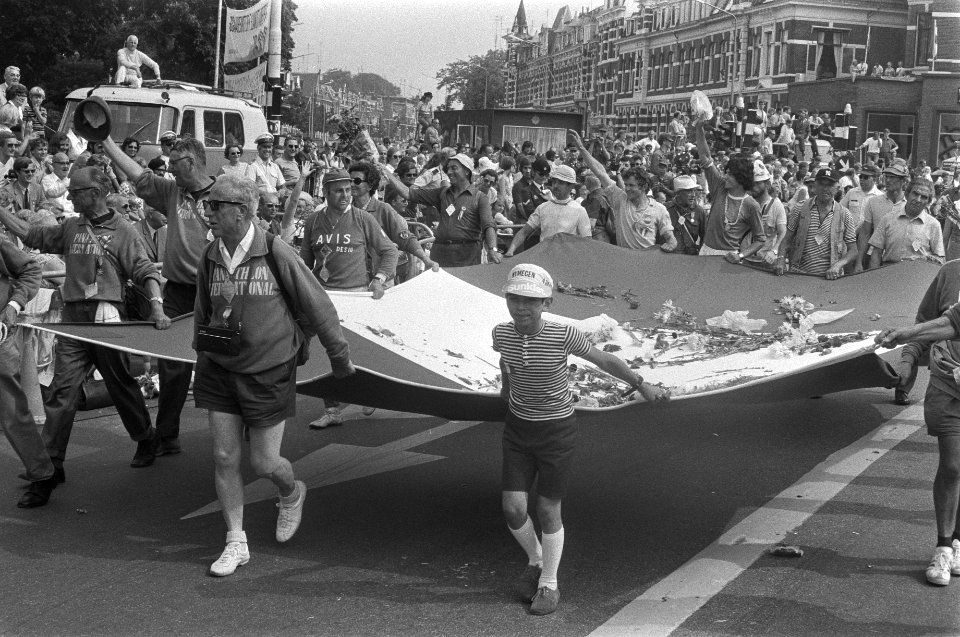 Laatste dag vierdaagse van Nijmegen, intocht in Nijmegen, wandelaars met bloemen, Bestanddeelnr 924-7600
