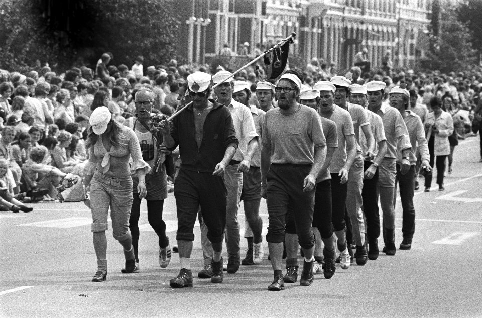 Laatste dag vierdaagse van Nijmegen, intocht in Nijmegen, wandelaars met bloemen, Bestanddeelnr 924-7598