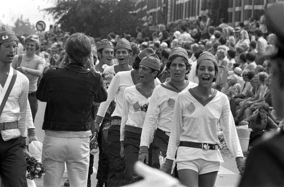 Laatste dag vierdaagse van Nijmegen, intocht in Nijmegen, wandelaars met bloemen, Bestanddeelnr 924-7593