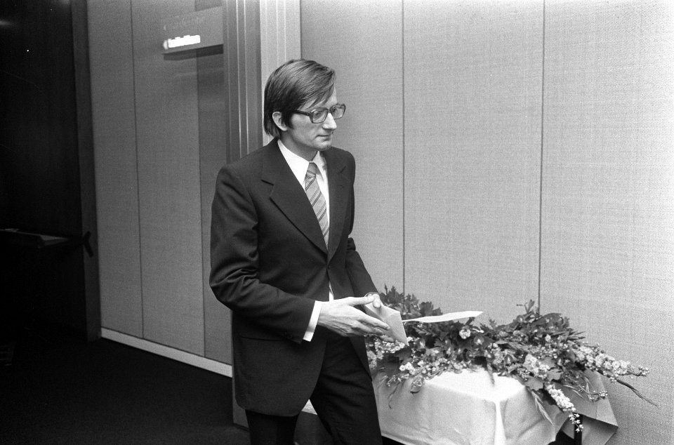 Laatste ronde IBM-schaaktoernooi, Planinc (links) krijgt prijs, Bestanddeelnr 926-5905