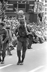 Laatste dag vierdaagse van Nijmegen, intocht in Nijmegen, nr 19 soldaat met jon, Bestanddeelnr 924-7589