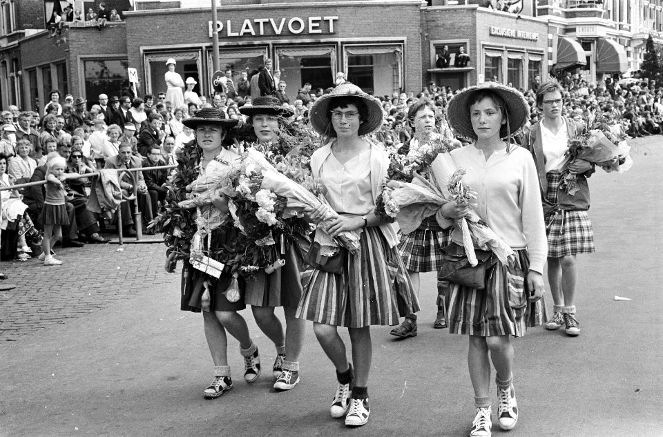 Laatste dag vierdaagse te Nijmegen, wandelaars met bloemen, Bestanddeelnr 914-1610