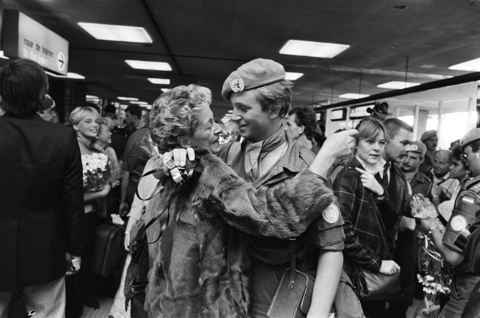 Laatste Nederlandse Unifil-soldaten uit Libanon op Schiphol aangekomen begroeti, Bestanddeelnr 933-4636